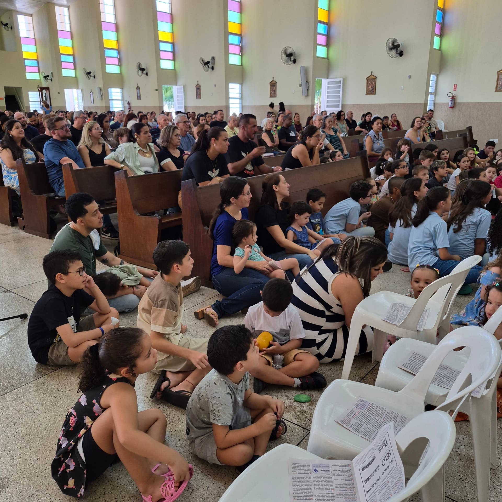Matriz repleta de famílias e crianças na Missa das 10h