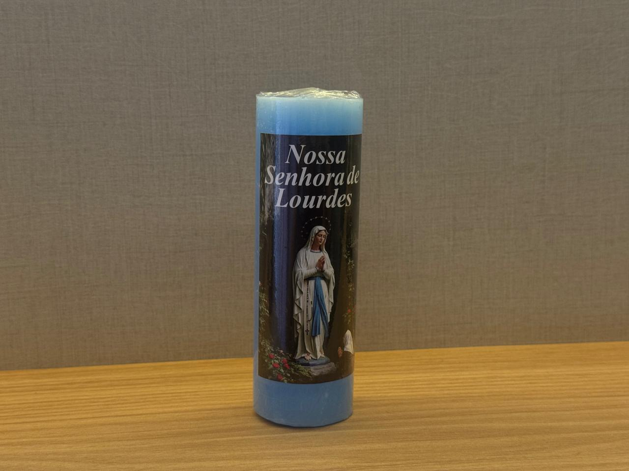 Vela azul de Nossa Senhora de Lourdes com a imagem da Virgem Maria na gruta de Massabielle
