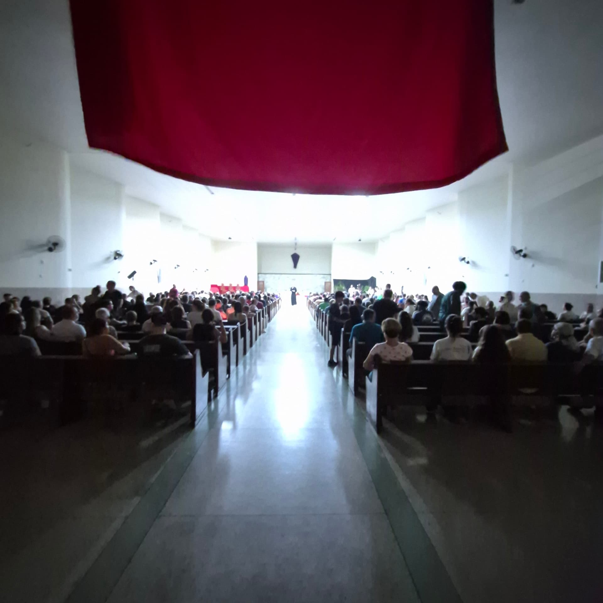 Igreja repleta de fiéis durante a encenação da Paixão