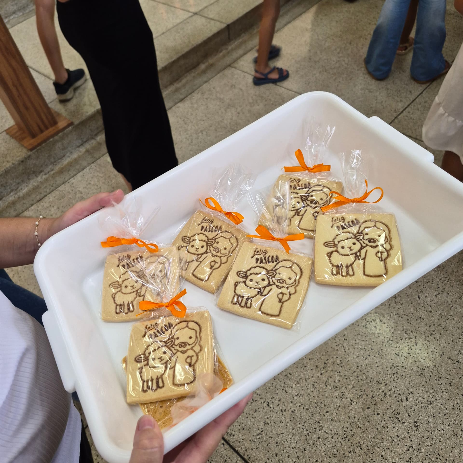 Bandeja com lembrancinhas de Páscoa distribuídas aos fiéis