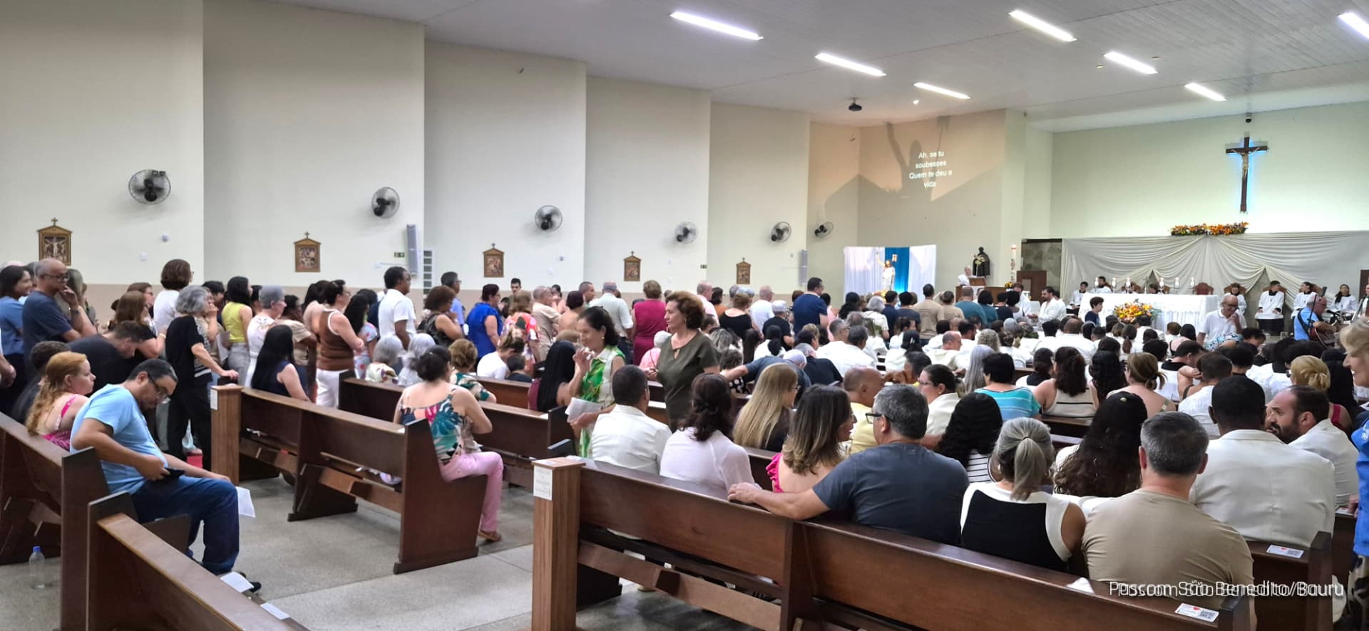 Assembleia reunida na Vigília Pascal na Matriz de São Benedito