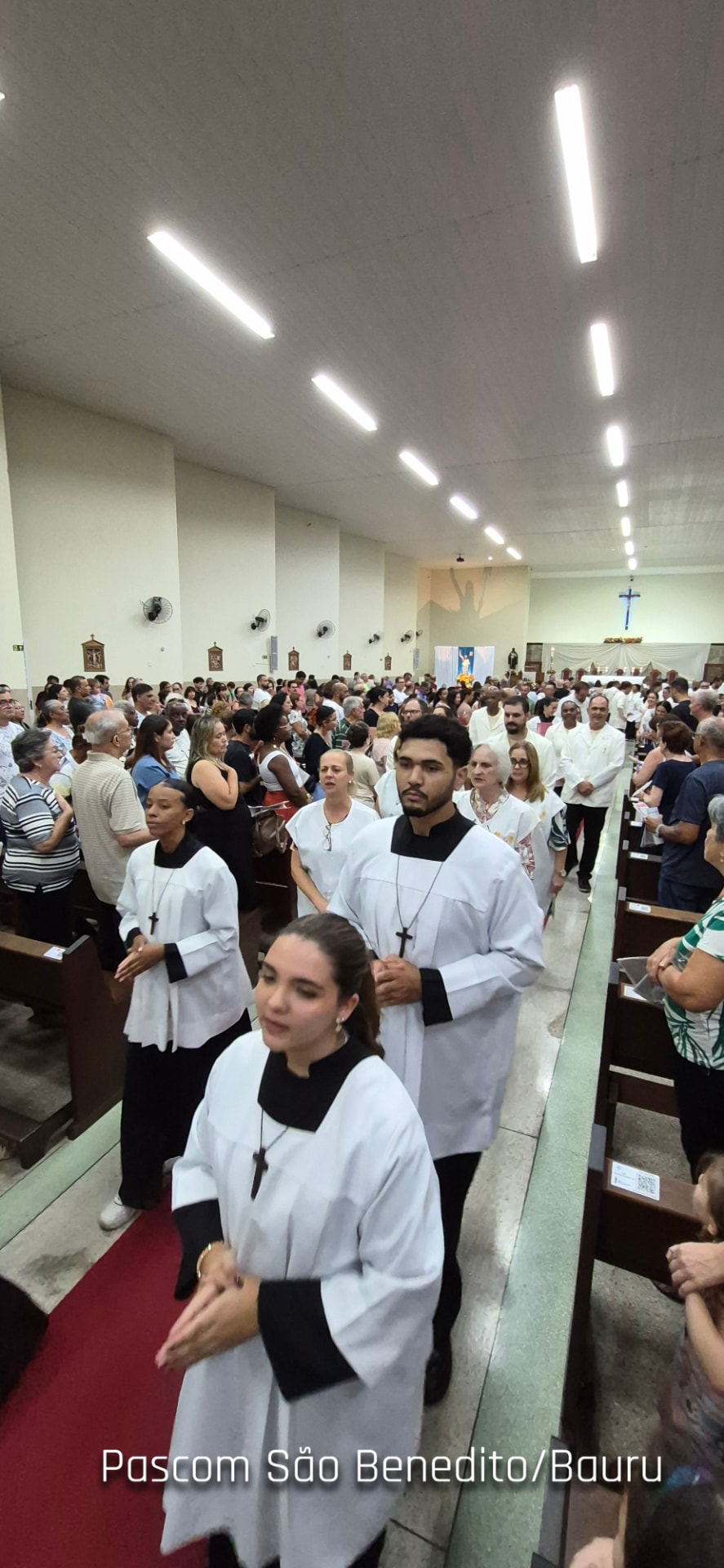 Coroinhas em procissão durante a celebração