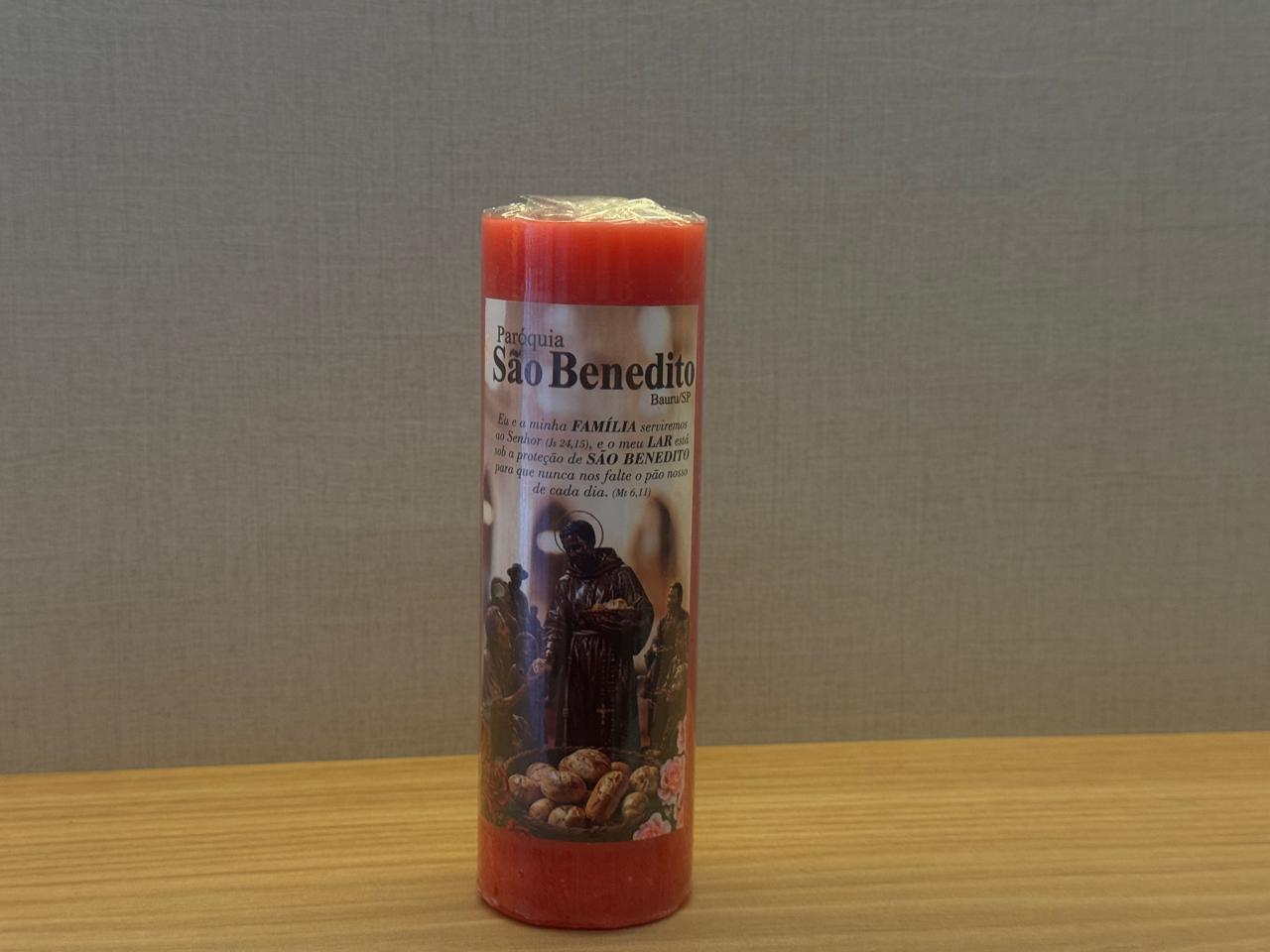 Vela vermelha de São Benedito com o rótulo Paróquia São Benedito — O Milagre dos Pães e das Rosas