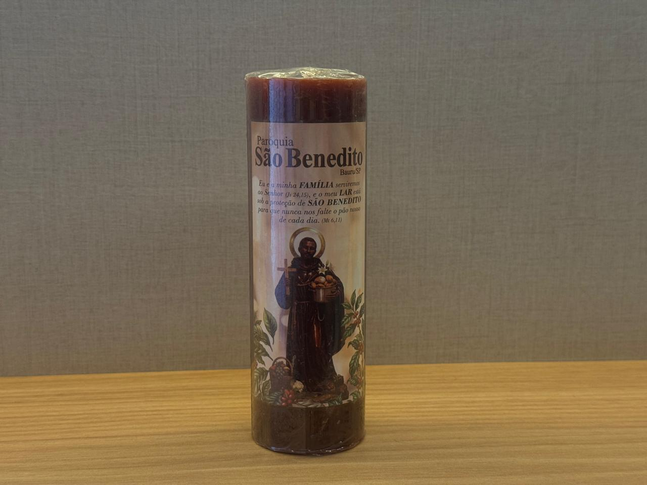 Vela de São Benedito com o rótulo Paróquia São Benedito, Bauru/SP — São Benedito com o cesto de alimentos