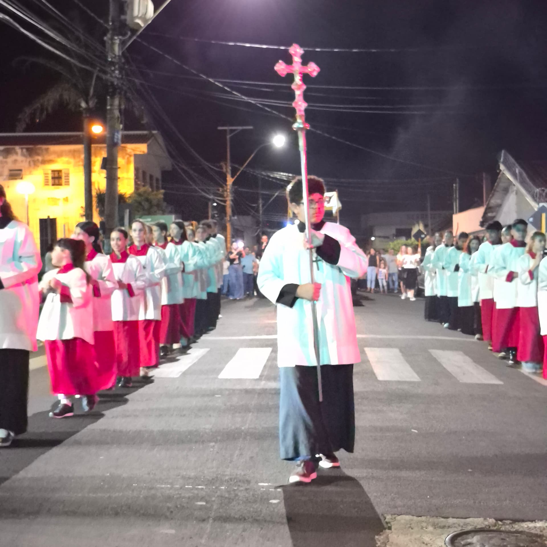 Cruz processional conduzida à frente do cortejo pelas ruas