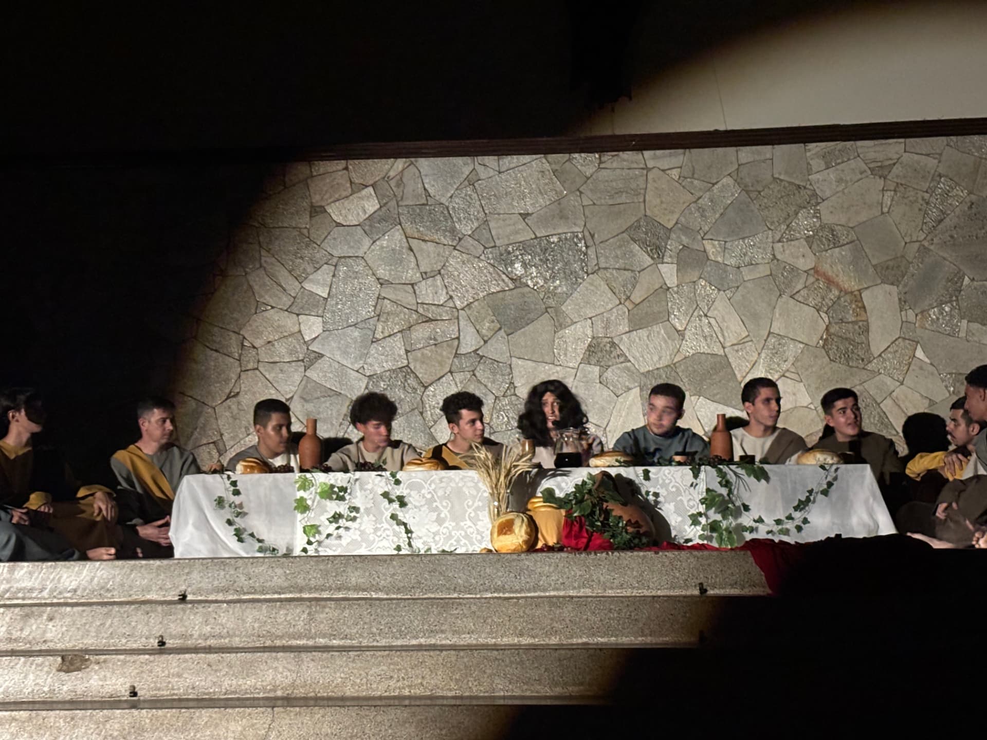 Encenação da Santa Ceia com os apóstolos à mesa