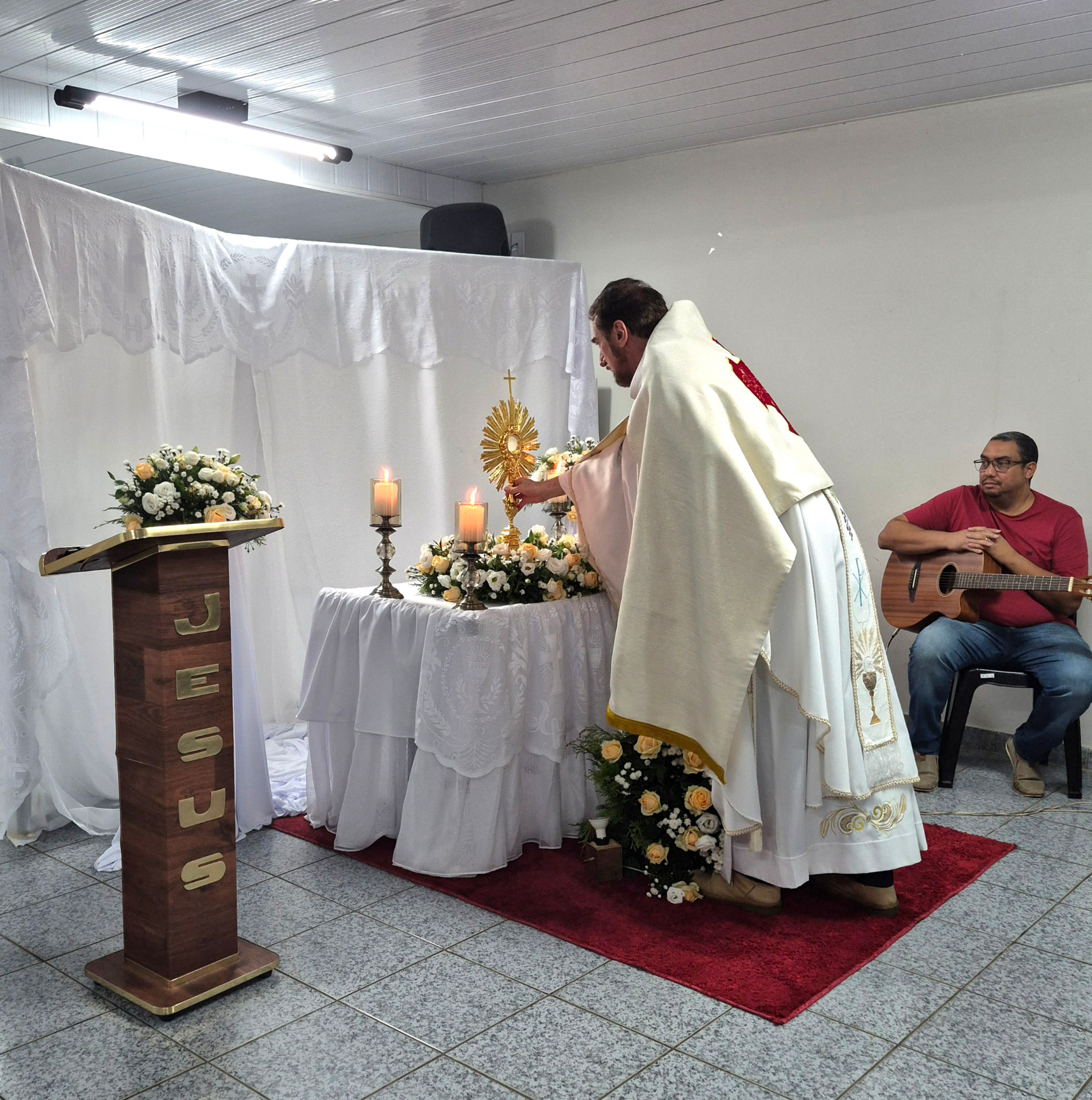 Padre incensando o Santíssimo no Altar de Reposição