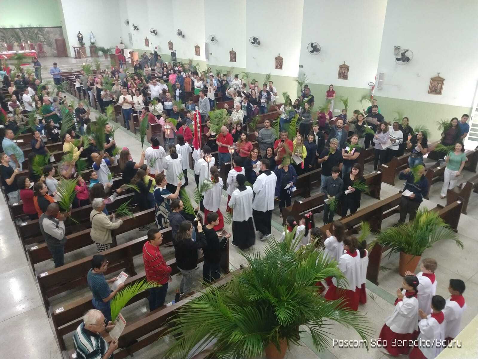 Procissão de ramos dentro do templo com a assembleia