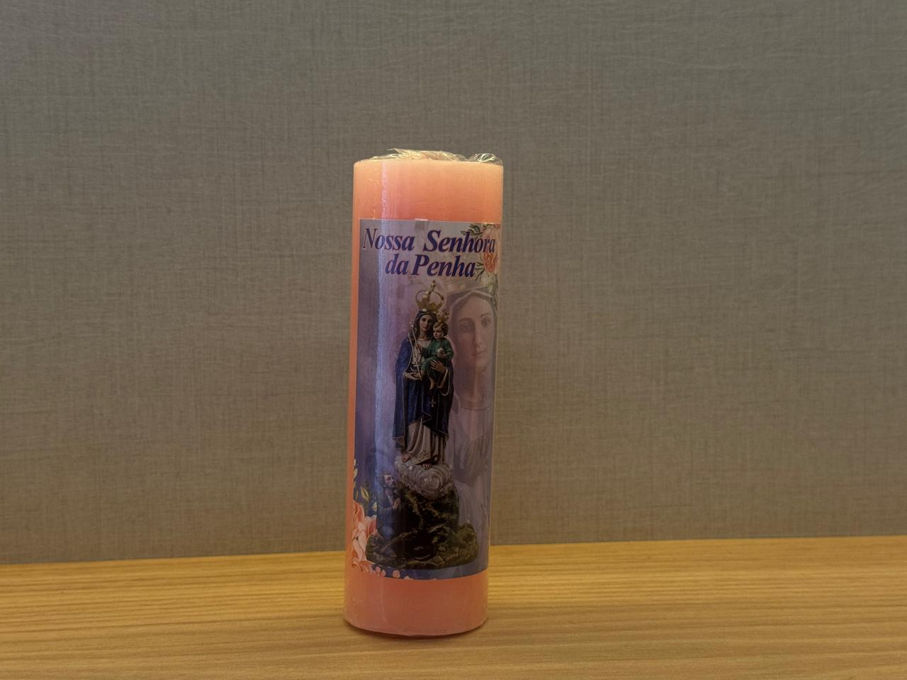 Vela rosa de Nossa Senhora da Penha com a imagem de Maria com o Menino Jesus no rótulo