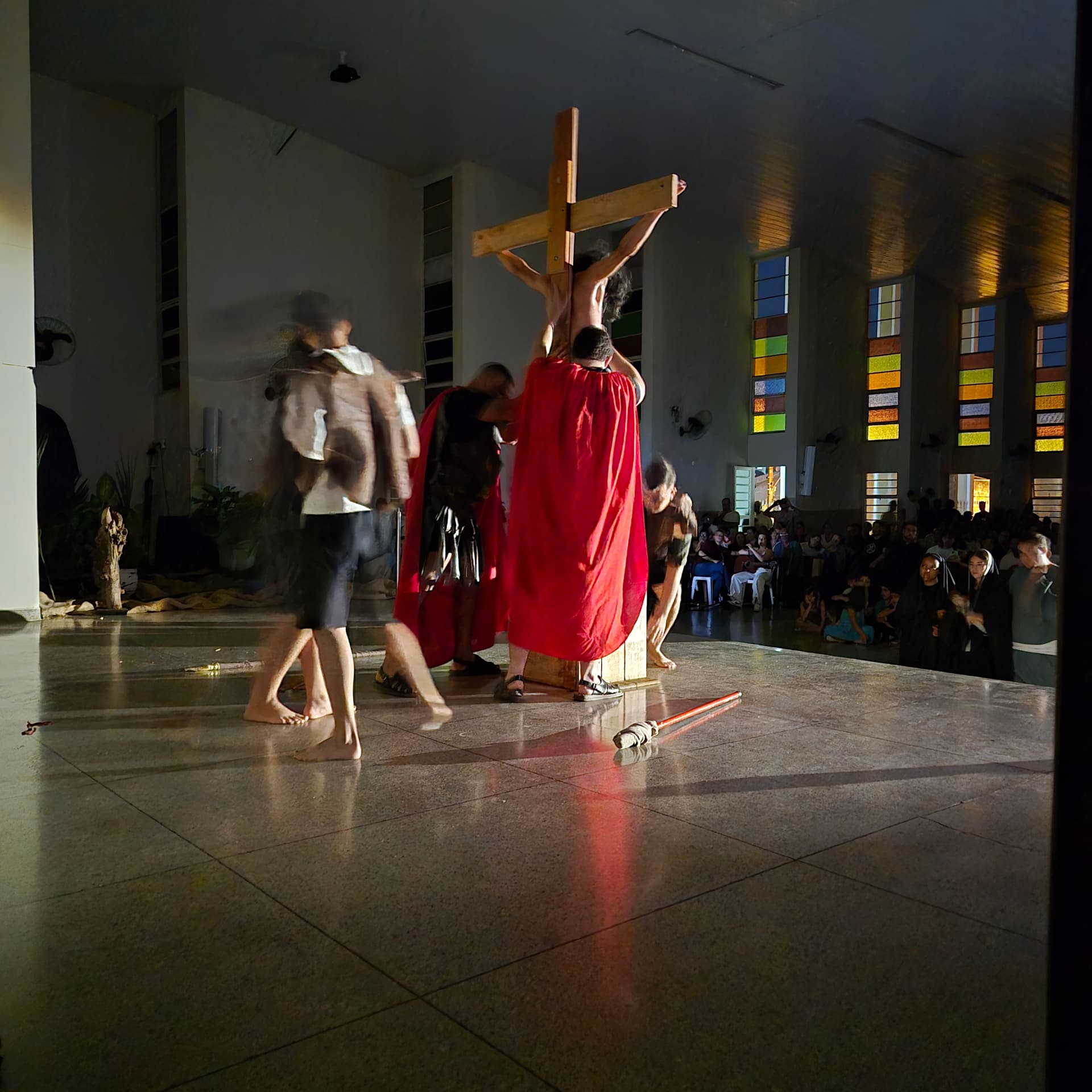 Cena da crucificação sendo erguida na matriz