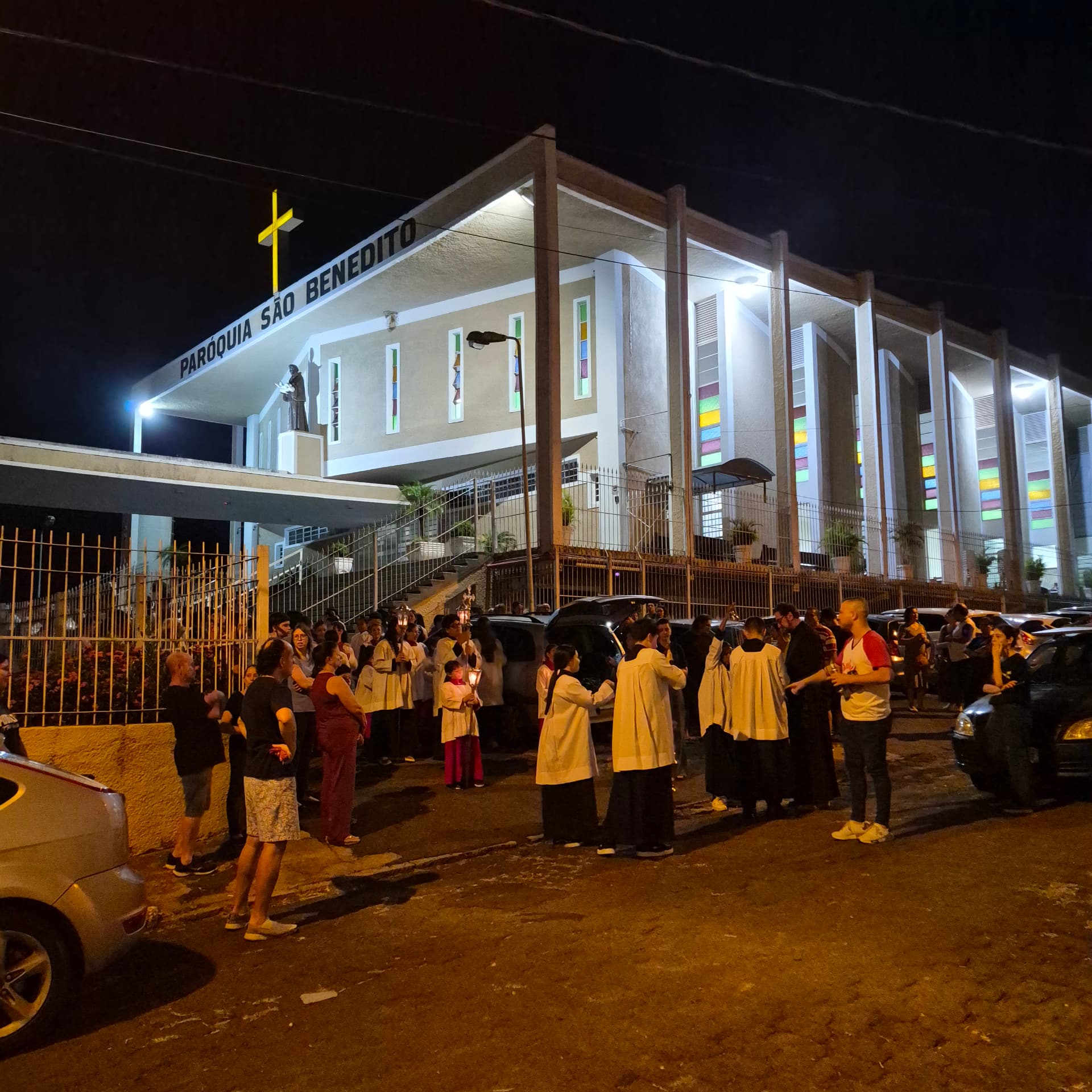 Fiéis e coroinhas reunidos diante da matriz antes da procissão