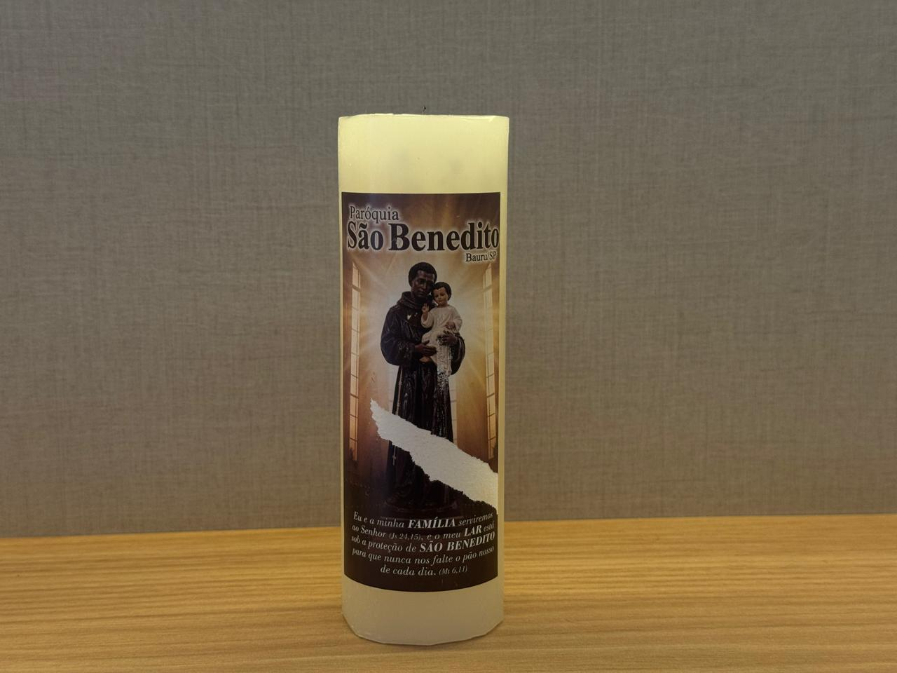 Vela de São Benedito com o rótulo Paróquia São Benedito, Bauru/SP — São Benedito com o Menino Jesus nos braços