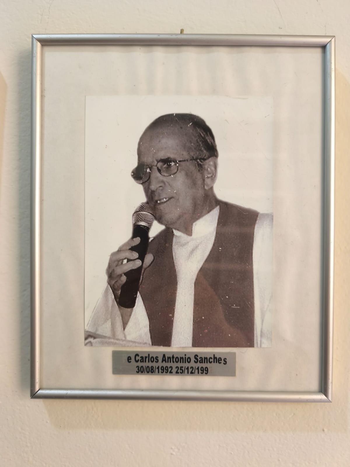Foto emoldurada de Pe. Carlos Antonio Sanches