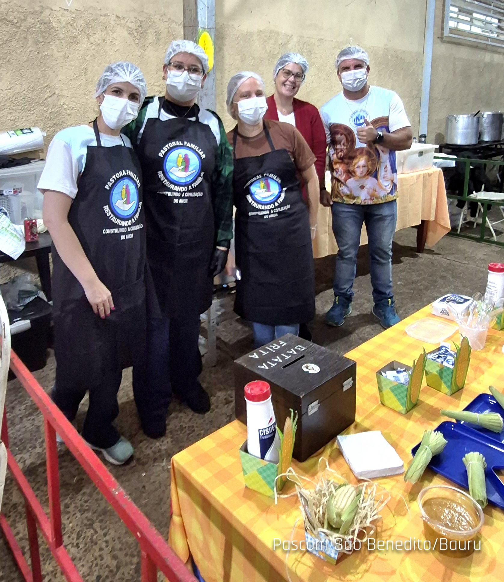 Equipe da Pastoral Familiar na barraca de batata frita