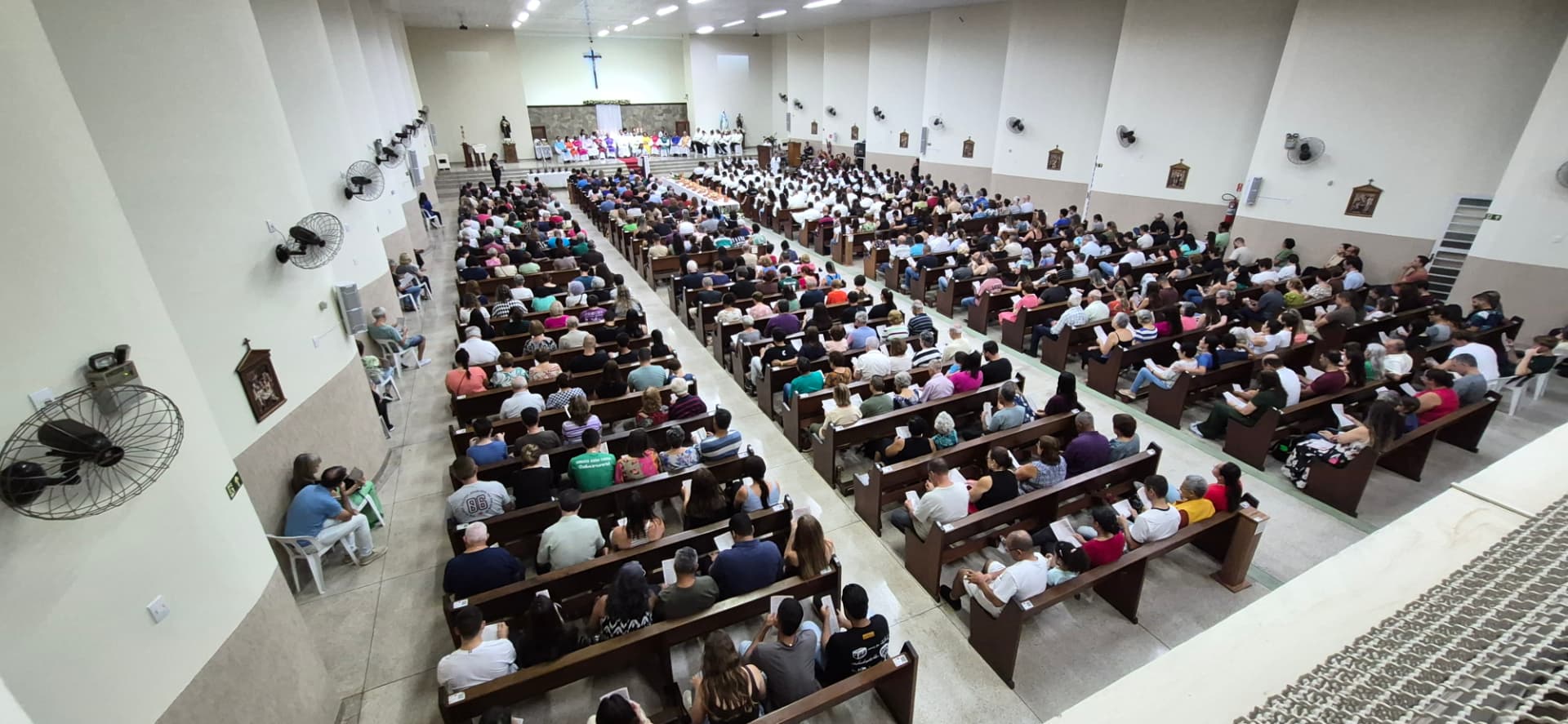Vista do alto da igreja cheia durante a celebração