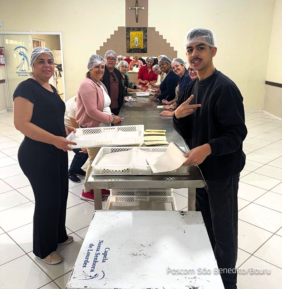 Preparação dos pastéis na Capela Nossa Senhora de Lourdes
